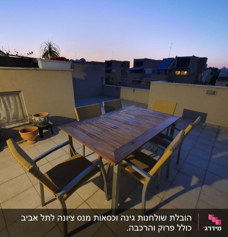 שולחן וכיסאות על מרפסת בשעת ערב